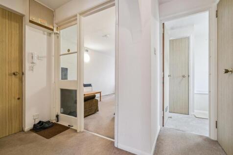 5 St Benedicts Close, London hallway.jpg