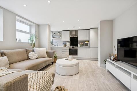 8 Park Avenue Mews CR4 reception 3.jpg