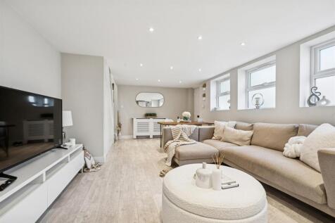 8 Park Avenue Mews CR4 reception 1.jpg