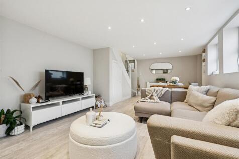 8 Park Avenue Mews CR4 reception 2.jpg