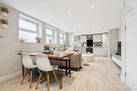 8 Park Avenue Mews CR4 reception 4.jpg
