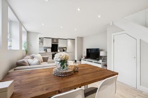 8 Park Avenue Mews CR4 reception 5.jpg