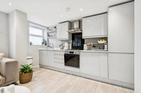 8 Park Avenue Mews CR4 kitchen.jpg