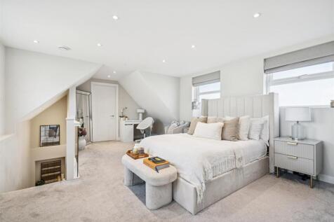 8 Park Avenue Mews CR4 bedroom 1.jpg
