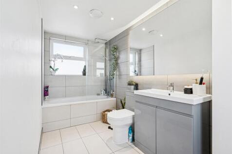 8 Park Avenue Mews CR4 bathroom.jpg