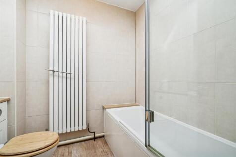 45 Oak Hill Bathroom 1b.jpg