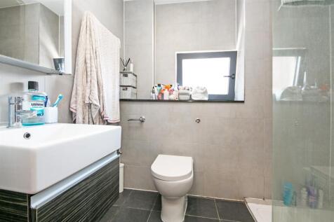 4 Vulcan House SW17 bathroom 1.jpg