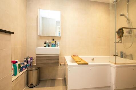 4 Vulcan House SW17 bathroom 2.jpg
