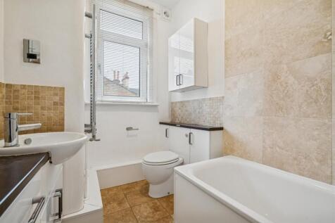 86 Idlecombe Road SW17 bathroom 1.jpg