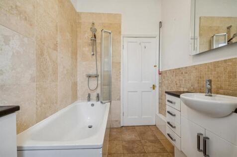 86 Idlecombe Road SW17 bathroom 2.jpg