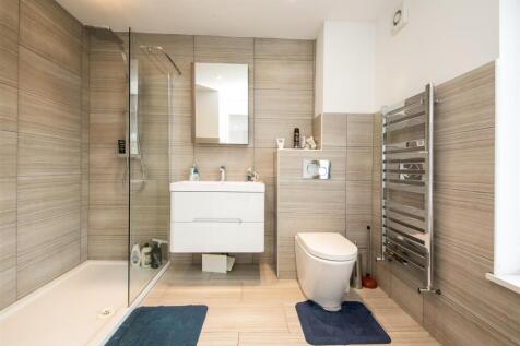 37 Coverton Road SW17 bathroom 2.jpg