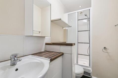 Flat A 118 Mitcham Road Bathroom.jpg