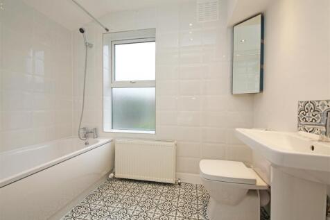 19b Longley Road SW17 bathroom.jpg