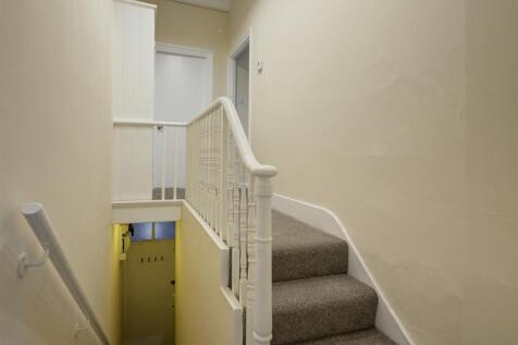 19b Longley Road SW17 hallway.jpg