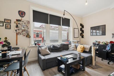 10a Tooting High Street SW17 reception 1b.jpg