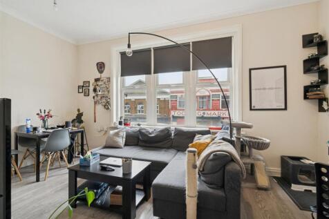 10a Tooting High Street SW17 reception 1.jpg