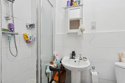 10a Tooting High Street SW17 bathroom.jpg