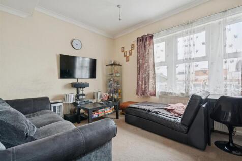 10b Tooting High Street SW17 0RG reception.jpg