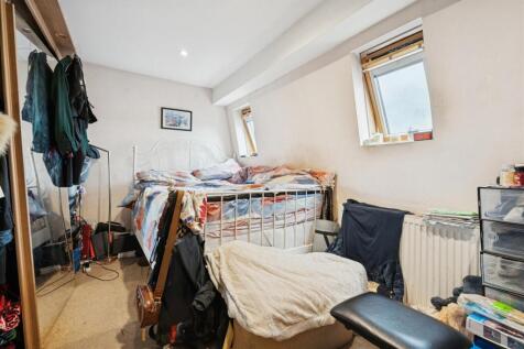 10b Tooting High Street SW17 0RG bedroom 1.jpg