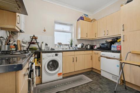 10b Tooting High Street SW17 0RG kitchen 1.jpg