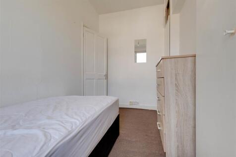 7. Bed 3 Ang 2.jpg