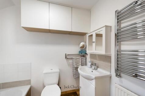 77 Colebrook Rd, TN4 9DP 007.jpg
