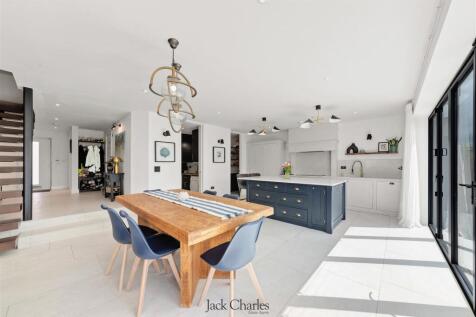 8 Stair Road 56.jpg