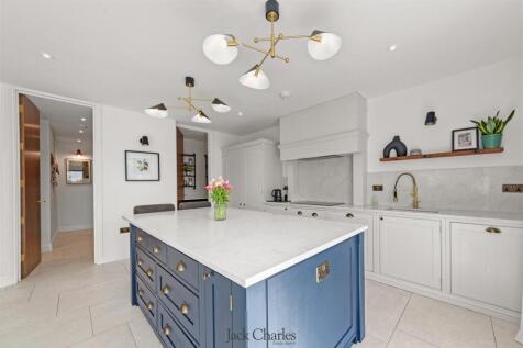 8 Stair Road 58.jpg
