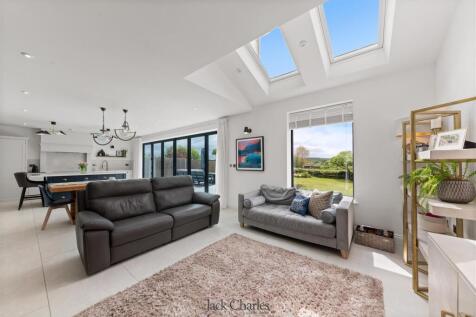 8 Stair Road 67.jpg