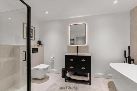 8 Stair Road 33.jpg