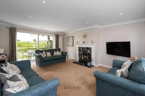 2 Chelsfield Close, TN11 0DW 005.jpg