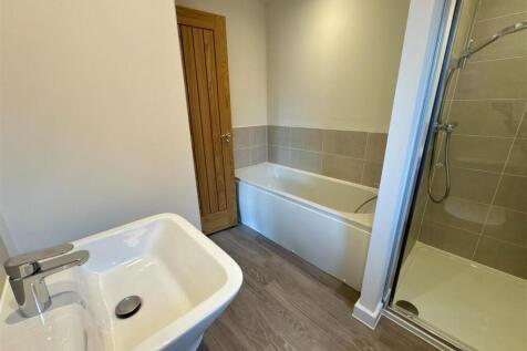 Bathroom 1.jpg