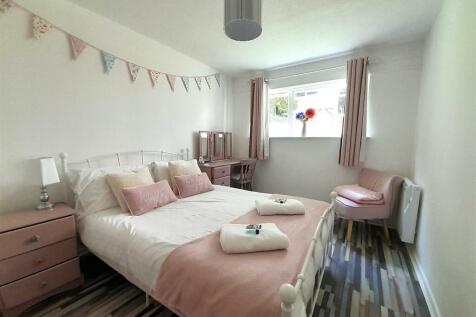 Bedroom 1.jpg