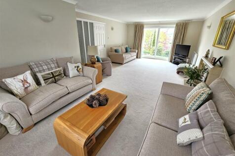 LIVING ROOM (2).jpg