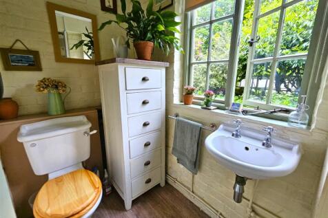 Ground floor WC.jpg