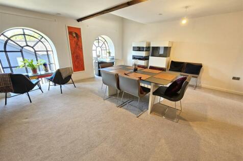 Dining Area.jpg