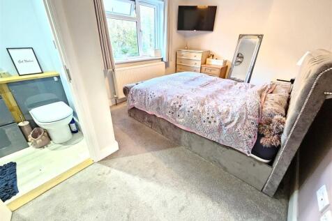 Bedroom 1.jpg