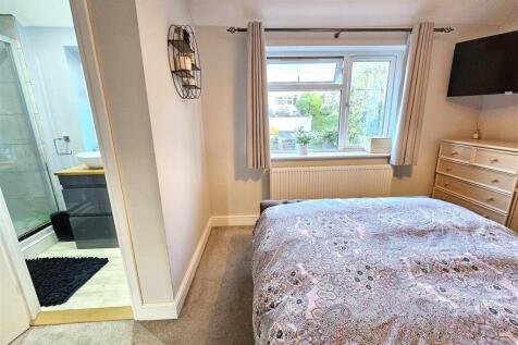 Bedroom 1 (2).jpg