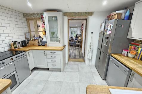 Kitchen 2.jpg