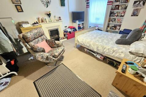 Living,Bedroom 4.jpg