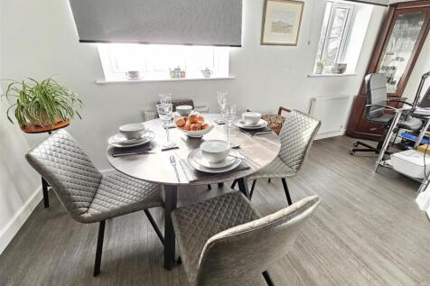 Dining area (2).jpg