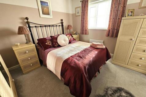 Bedroom 1 (2).jpg