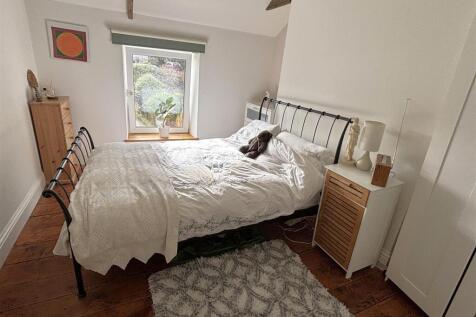 Bedroom 1 (2).jpeg