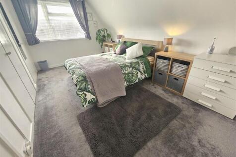 Bedroom 1.jpg