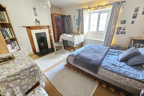 Bedroom 1.jpg