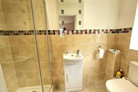 EnSuite to Bed 1.jpg
