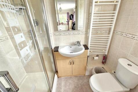 En Suite to Bed 5 or 6.jpg