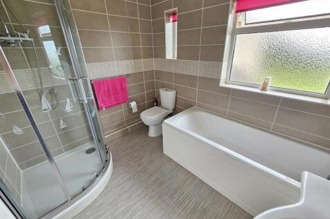 Main Bathroom 1.jpg