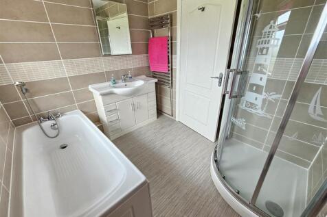 Main Bathroom.jpg