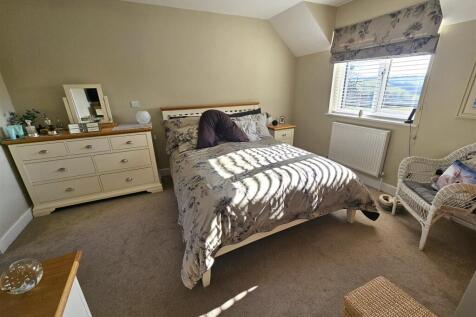 Bedroom 1.jpg